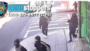 Sospechosos de violento ataque pandillero captados en cámara de vigilancia en Queens, NYC.